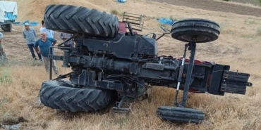 elazigda-traktor-devrildi-surucu-yara-almadan-kurtuldu-a37y3e7l.jpg