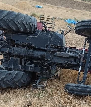 elazigda-traktor-devrildi-surucu-yara-almadan-kurtuldu-a37y3e7l.jpg