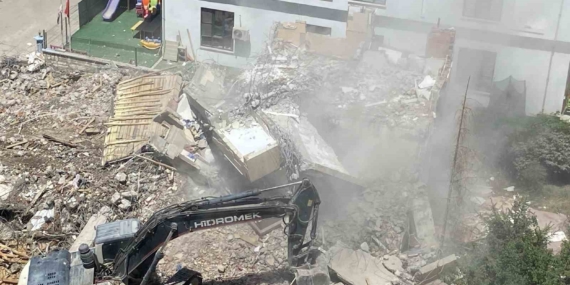 Elazığ'da Yarım Saatte Yıkılması Beklenen Hasarlı Bina 13 Saatte Yıkılabildi Elazığ’da Yarım Saatte Yıkılması Beklenen Hasarlı Bina 13 Saatte Yıkılabildi