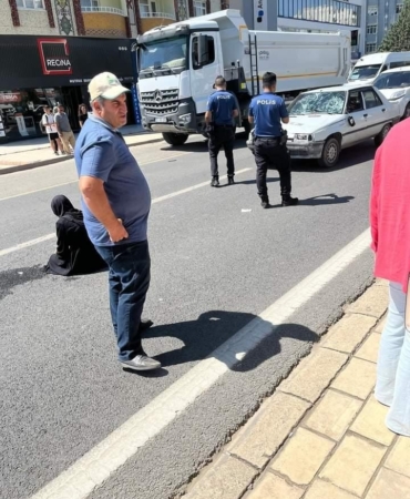 elazigda-yolun-karsisina-gecmeye-calisan-2-kadina-otomobil-carpti-ezbNXQxN.jpg