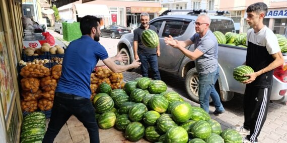 Elazığlıların doğal yöntemlerle yetiştirilen Hıdıroz karpuzuna ilgisi artıyor Elazığlıların doğal yöntemlerle yetiştirilen Hıdıroz karpuzuna ilgisi artıyor