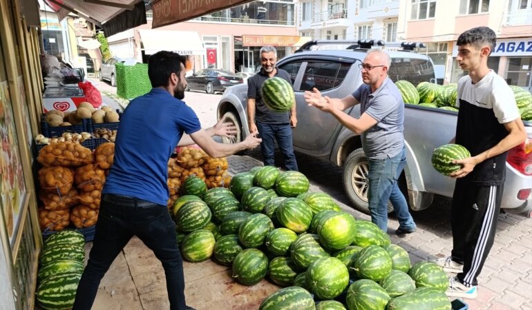 elaziglilarin-dogal-yontemlerle-yetistirilen-hidiroz-karpuzuna-ilgisi-artiyor-UEgM1XrH.jpg