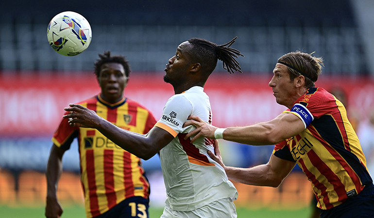 galatasaray-lecceyi-2-1-maglup-etti-QNARKhSN.jpg