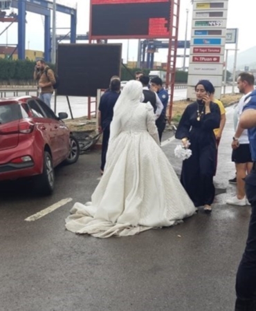 Gelin ve damat, fotoğraf çekimine giderken kaza geçirdi gelin-ve-damat-fotograf-cekimine-giderken-kaza-gecirdi-RwvKdQO4.jpg
