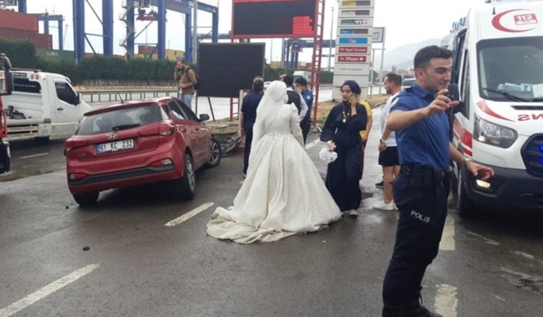 gelin-ve-damat-fotograf-cekimine-giderken-kaza-gecirdi-RwvKdQO4.jpg
