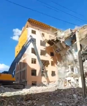 is-makinesinin-tek-hamlesi-agir-hasarli-binayi-yikti-Zq7j28vg.jpg