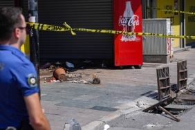 İzmir'de 2 kişinin elektrik akımından ölmesiyle ilgili 29 kişi gözaltına alındı izmirde-2-kisinin-elektrik-akimindan-olmesiyle-ilgili-29-kisi-gozaltina-alindi-VcmJsdy1.jpg