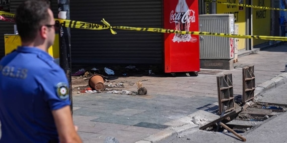 İzmir'de 2 kişinin elektrik akımından ölmesiyle ilgili 29 kişi gözaltına alındı İzmir’de 2 kişinin elektrik akımından ölmesiyle ilgili 29 kişi gözaltına alındı