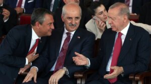 kktcdeki-torende-dikkat-ceken-anlar-erdogan-bahceli-ve-ozel-yan-yana-9cstRaFc.jpg