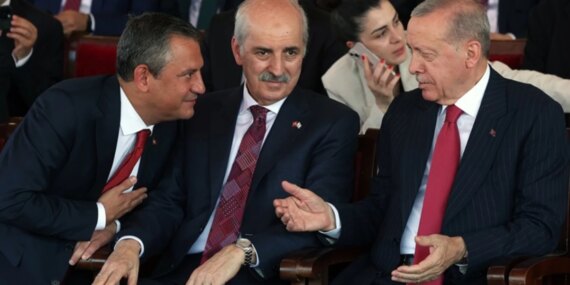 KKTC'deki törende dikkat çeken anlar! Erdoğan, Bahçeli ve Özel yan yana KKTC’deki törende dikkat çeken anlar! Erdoğan, Bahçeli ve Özel yan yana