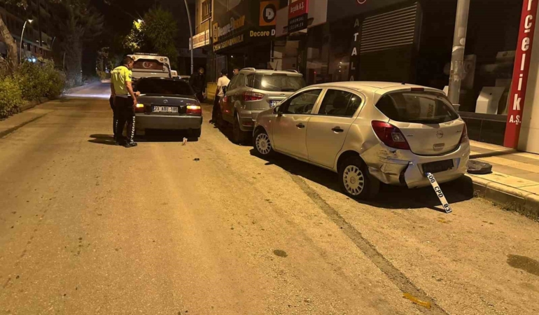kontrolden-cikan-arac-park-halindeki-otomobillere-carpti-mNLZYCgs.jpg