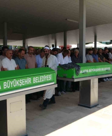 malatyada-uykularinda-silahla-vurularak-katledilen-aile-defin-edildi-zLNBq4OA.jpg