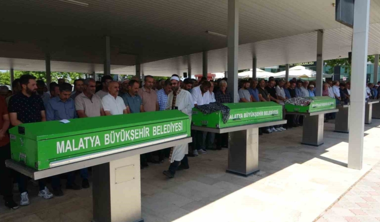 malatyada-uykularinda-silahla-vurularak-katledilen-aile-defin-edildi-zLNBq4OA.jpg