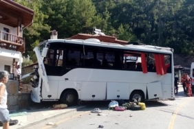 muglada-tur-otobusunun-freni-bosaldi-1-cocuk-oldu-33-yarali-rHjhEA8y.jpg