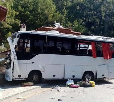 muglada-tur-otobusunun-freni-bosaldi-1-cocuk-oldu-33-yarali-rHjhEA8y.jpg