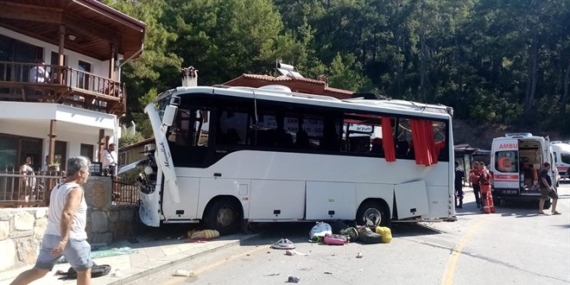 Muğla'da tur otobüsünün freni boşaldı: 1 çocuk öldü, 33 yaralı Muğla’da tur otobüsünün freni boşaldı: 1 çocuk öldü, 33 yaralı