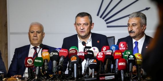 Özgür Özel: CHP'li Belediyelere Yapılan Mali Darbe Girişimi Kabul Edilemez Özgür Özel: CHP’li Belediyelere Yapılan Mali Darbe Girişimi Kabul Edilemez