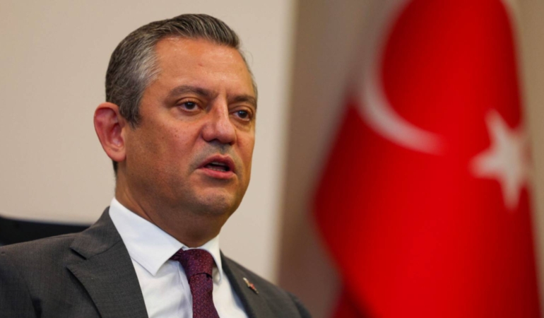 ozgur-ozelden-15-temmuz-cikisi-oturdugu-yerden-tiyatro-diyenler-var-pG4l4xxD.jpg