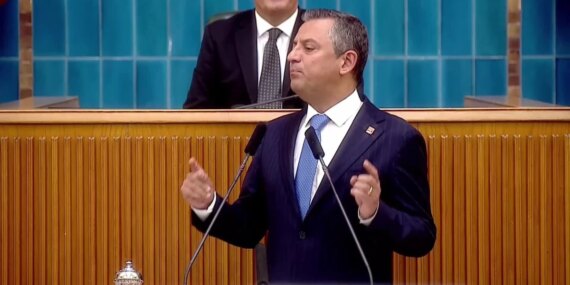 Özgür Özel'den Eti Krom A.Ş Başkanına: 'Ya işçilerin haklarını verirsin ya da alnını karışlarız!' (VİDEO) Özgür Özel’den Eti Krom A.Ş Başkanına: ‘Ya işçilerin haklarını verirsin ya da alnını karışlarız!’ (VİDEO)