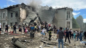 rusya-ukraynanin-baskenti-kievdeki-bir-cocuk-hastanesini-hedef-aldi-20den-fazla-kisi-oldu-vMEfesGP.jpg