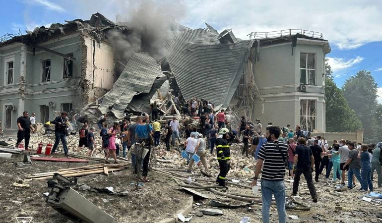 rusya-ukraynanin-baskenti-kievdeki-bir-cocuk-hastanesini-hedef-aldi-20den-fazla-kisi-oldu-vMEfesGP.jpg