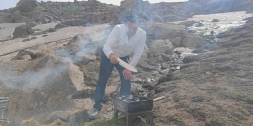 sicaktan-bunalanlar-suphan-dagi-eteklerindeki-kar-uzerinde-piknik-yapti-Ctvd5Gat.jpg