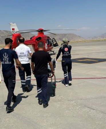 Şırnak'ta Uykusundan Uyanmayan 3 Yaşındaki Çocuk Ambulans Helikopterle Elazığ'a Getirildi sirnakta-uykusundan-uyanmayan-3-yasindaki-cocuk-ambulans-helikopterle-elaziga-getirildi-TqMhLcvI.jpg