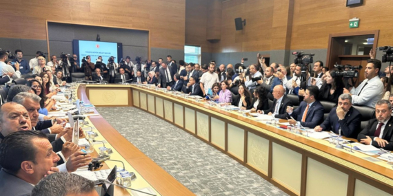 Sokak Köpeklerinin Uyutulmasını İçeren Kanun Teklifi Görüşmeleri Protestoyla Başladı Sokak Köpeklerinin Uyutulmasını İçeren Kanun Teklifi Görüşmeleri Protestoyla Başladı