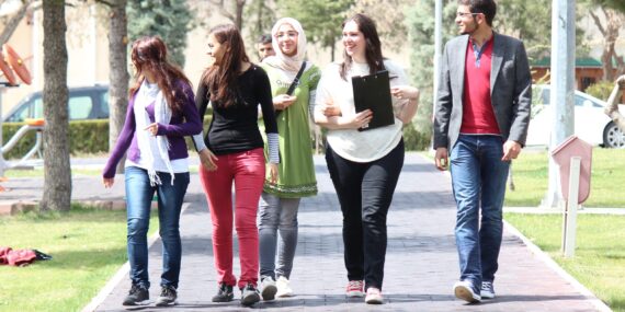 Üniversiteye Yeni Başlayacak Öğrencilere Rehber: Kampüs Hayatı ve Hazırlık İpuçları Üniversiteye Yeni Başlayacak Öğrencilere Rehber: Kampüs Hayatı ve Hazırlık İpuçları