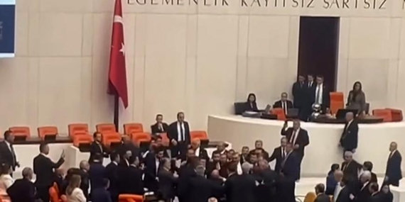 TBMM'de AK Partili ve Dem Partili Vekiller Arasında Kavga Çıktı TBMM’de AK Partili ve Dem Partili Vekiller Arasında Kavga Çıktı
