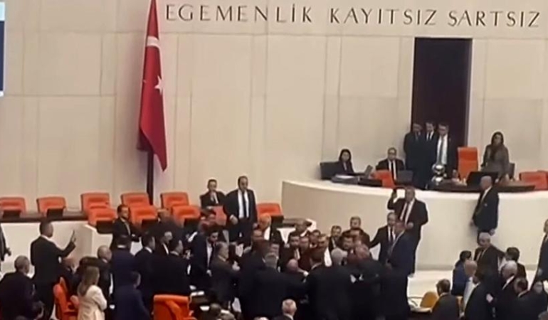tbmmde-ak-partili-ve-dem-partili-vekiller-arasinda-kavga-cikti-xJ2CDRHa.jpg