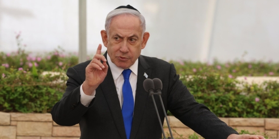 Washington'da Netanyahu'nun Kaldığı Otel Önünde Protesto: Tutuklayın Yazısı Washington’da Netanyahu’nun Kaldığı Otel Önünde Protesto: Tutuklayın Yazısı