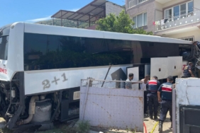 Yolcu otobüsü bir eve çarptı: 1 ölü, 12 yaralı yolcu-otobusu-bir-eve-carpti-1-olu-12-yarali-SLYQnWwV.jpg