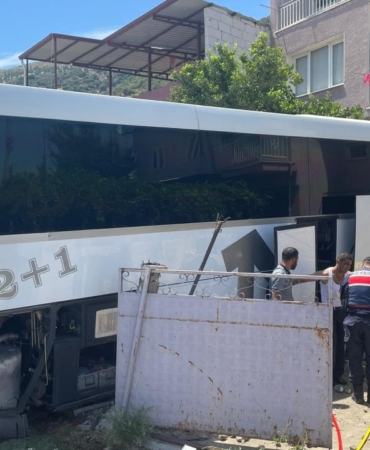 Yolcu otobüsü bir eve çarptı: 1 ölü, 12 yaralı yolcu-otobusu-bir-eve-carpti-1-olu-12-yarali-SLYQnWwV.jpg