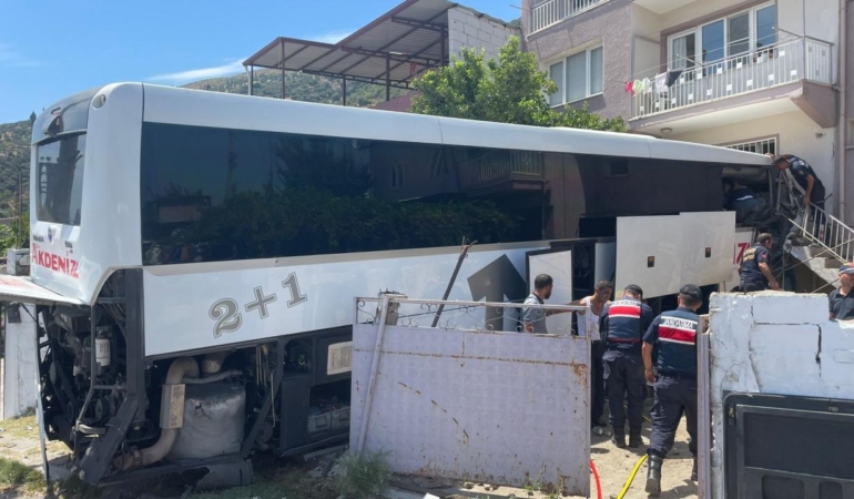 yolcu-otobusu-bir-eve-carpti-1-olu-12-yarali-SLYQnWwV.jpg