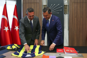 Fenerbahçe Başkanı Ali Koç, CHP Lideri Özgür Özel ile Görüştü Fenerbahçe Başkanı Ali Koç, CHP Genel Merkezi'nde Özgür Özel ile