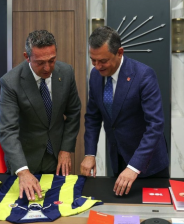 Fenerbahçe Başkanı Ali Koç, CHP Lideri Özgür Özel ile Görüştü Fenerbahçe Başkanı Ali Koç, CHP Genel Merkezi'nde Özgür Özel ile