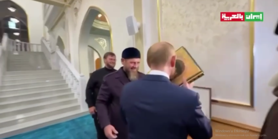 Putin’e Çeçenistan Ziyaretinde Kur’an-ı Kerim'i Öptü! Putin’e Çeçenistan Ziyaretinde Kur’an-ı Kerim’i Öptü!