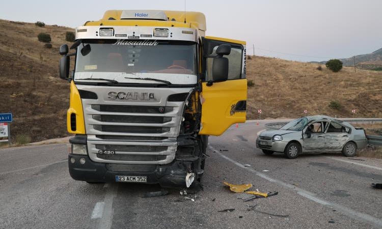 OTOMOBİL İLE TIR ÇARPIŞTI: 5 YARALI
