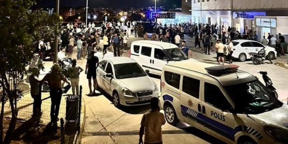 Barış için bir araya geldi husumetlilerine kurşun yağdırıp intihar etti: 3 ölü, 1 yaralı Barış için bir araya geldi husumetlilerine kurşun yağdırıp intihar etti: 3 ölü, 1 yaralı