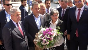 chp-genel-baskani-ozgur-ozel-21-belediye-baskaniyla-burdurda-bir-araya-geldi-wbTHz7hJ.jpg