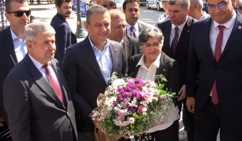 chp-genel-baskani-ozgur-ozel-21-belediye-baskaniyla-burdurda-bir-araya-geldi-wbTHz7hJ.jpg