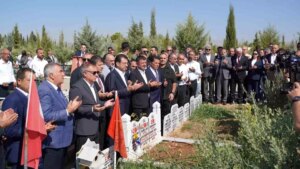 ekrem-imamoglu-adiyamanda-deprem-sehitligini-ziyaret-etti-iGdiCewQ.jpg