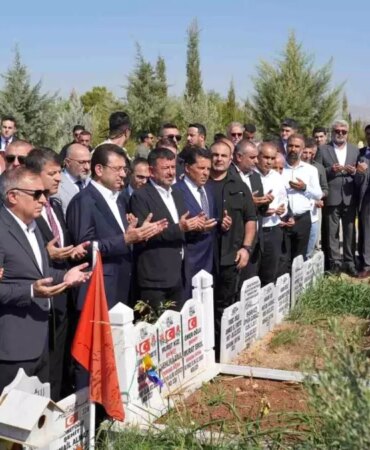 ekrem-imamoglu-adiyamanda-deprem-sehitligini-ziyaret-etti-iGdiCewQ.jpg