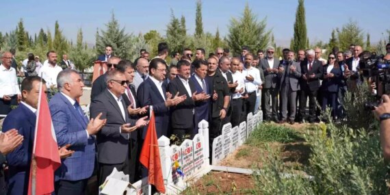 Ekrem İmamoğlu, Adıyaman'da Deprem Şehitliğini Ziyaret Etti Ekrem İmamoğlu, Adıyaman’da Deprem Şehitliğini Ziyaret Etti