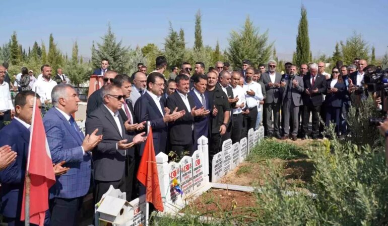 ekrem-imamoglu-adiyamanda-deprem-sehitligini-ziyaret-etti-iGdiCewQ.jpg