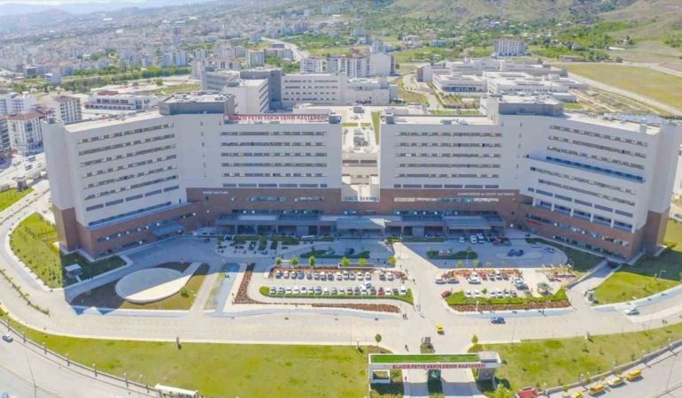 elazig-fethi-sekin-sehir-hastanesi-basarili-operasyonlarini-surduruyor-1i9YLMcz.jpg