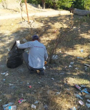 elazig-il-ozel-idaresi-pertek-feribot-iskelesini-temizledi-AXzuWXeu.jpg