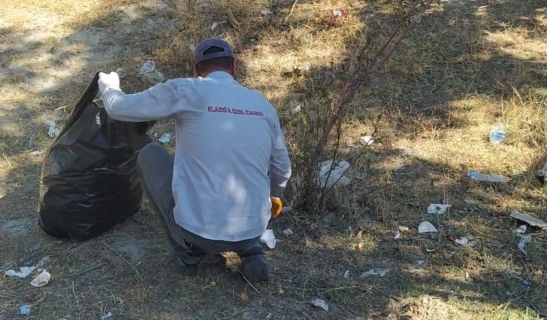 elazig-il-ozel-idaresi-pertek-feribot-iskelesini-temizledi-AXzuWXeu.jpg
