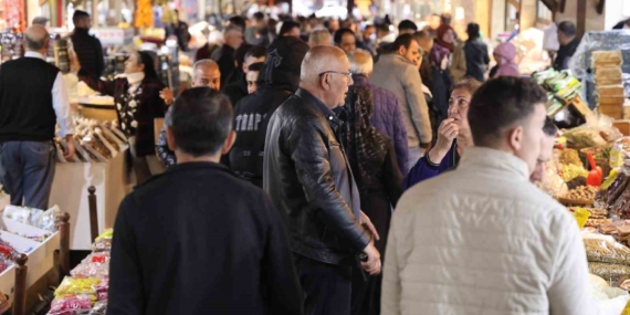 Elazığ Kapalı Çarşısı'nda Gurbetçi Yoğunluğu Esnafı Sevindirdi Elazığ Kapalı Çarşısı’nda Gurbetçi Yoğunluğu Esnafı Sevindirdi